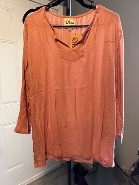 Rhea Women's Long-Sleeve V-Neck Tunic in Pinkish Brown